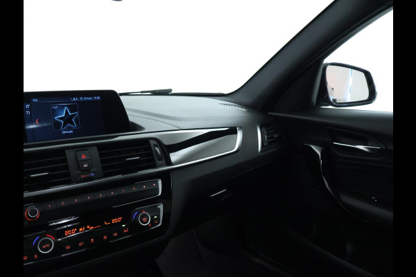 BMW 1-serie 118i Executive Sport Shadow CarPlay | Camera | Automaat BMW 1-serie 118i Executive Sport Shadow CarPlay | Camera | Automaat