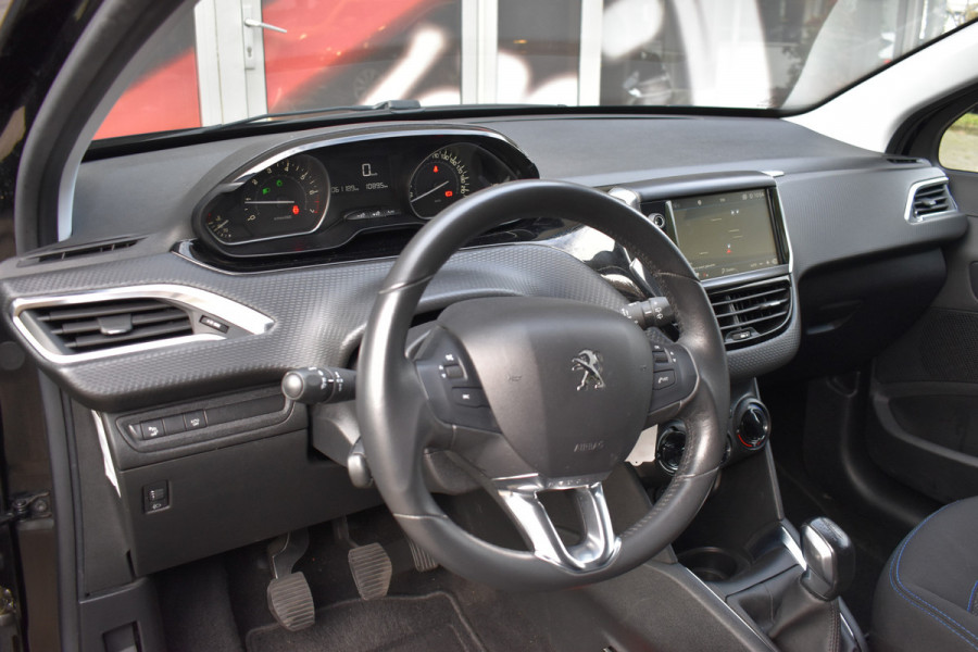 Peugeot 208 1.2 PureTech Signature / Carplay / Navi / Trekhaak / Airco / 17" LM / PDC