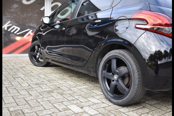 Peugeot 208 1.2 PureTech Signature / Carplay / Navi / Trekhaak / Airco / 17" LM / PDC