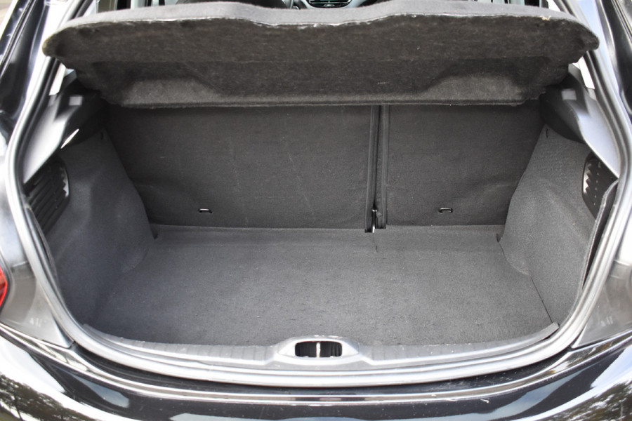 Peugeot 208 1.2 PureTech Signature / Carplay / Navi / Trekhaak / Airco / 17" LM / PDC