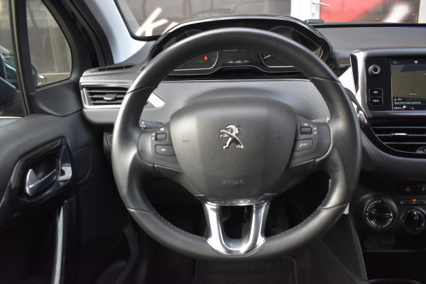 Peugeot 208 1.2 PureTech Signature / Carplay / Navi / Trekhaak / Airco / 17" LM / PDC