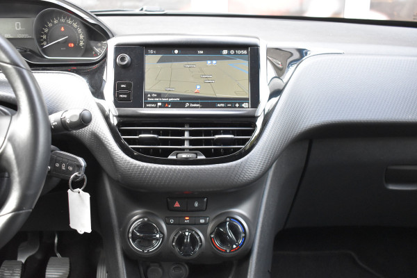 Peugeot 208 1.2 PureTech Signature / Carplay / Navi / Trekhaak / Airco / 17" LM / PDC