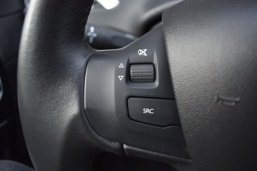 Peugeot 208 1.2 PureTech Signature / Carplay / Navi / Trekhaak / Airco / 17" LM / PDC