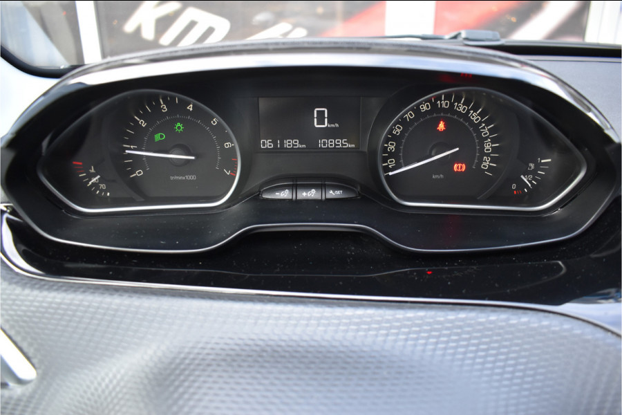 Peugeot 208 1.2 PureTech Signature / Carplay / Navi / Trekhaak / Airco / 17" LM / PDC