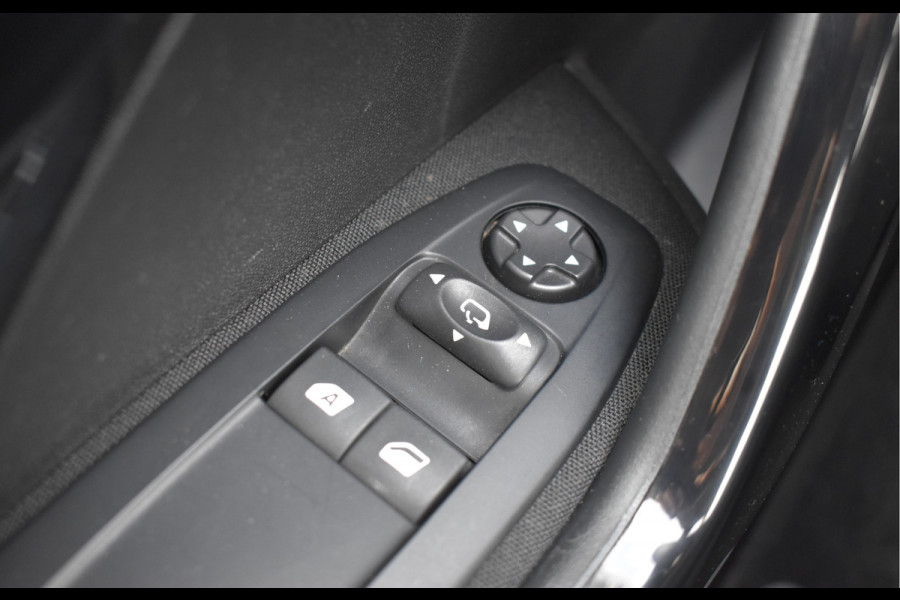 Peugeot 208 1.2 PureTech Signature / Carplay / Navi / Trekhaak / Airco / 17" LM / PDC