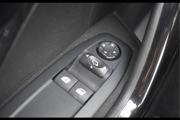 Peugeot 208 1.2 PureTech Signature / Carplay / Navi / Trekhaak / Airco / 17" LM / PDC