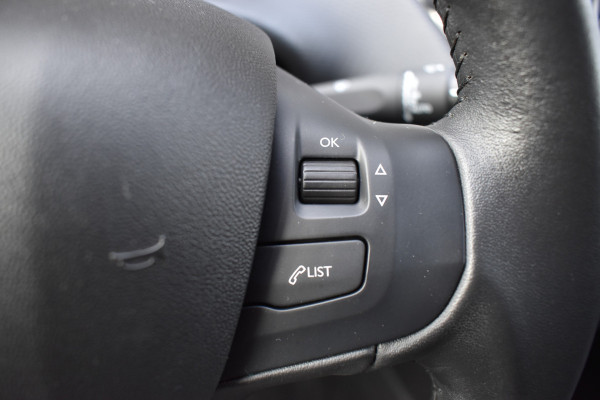 Peugeot 208 1.2 PureTech Signature / Carplay / Navi / Trekhaak / Airco / 17" LM / PDC