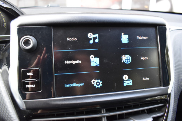 Peugeot 208 1.2 PureTech Signature / Carplay / Navi / Trekhaak / Airco / 17" LM / PDC