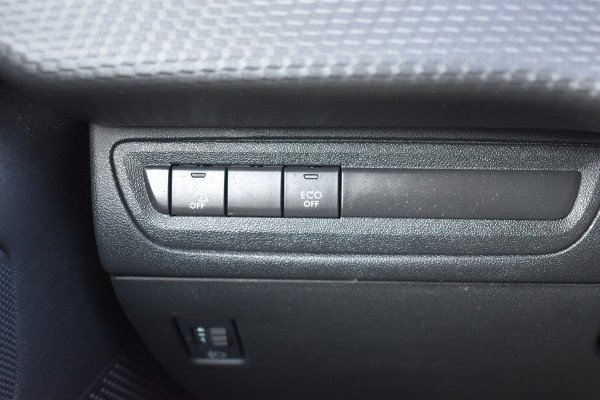 Peugeot 208 1.2 PureTech Signature / Carplay / Navi / Trekhaak / Airco / 17" LM / PDC