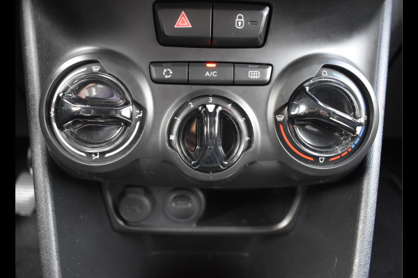 Peugeot 208 1.2 PureTech Signature / Carplay / Navi / Trekhaak / Airco / 17" LM / PDC