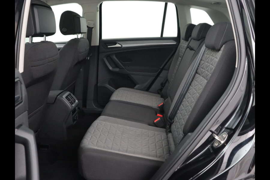 Volkswagen Tiguan 1.4 TSI eHybrid R-Line Business | Panoramadak | Trekhaak | Stoelverwarming | head-up display | Carplay | Cruise Control Adaptief | LMV 17 | Volkswagen Tiguan 1.4 TSI eHybrid R-Line Business | Panoramadak | Trekhaak | Stoelverwarming | head-up display | Carplay | Cruise Control Adaptief | LMV 17 |