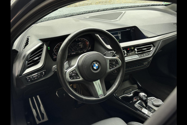 BMW 1-serie 120d High Executive M Pakket Panoramadak LED Ambient 17”LM BMW 1-serie 120d High Executive M Pakket Panoramadak LED Ambient 17”LM
