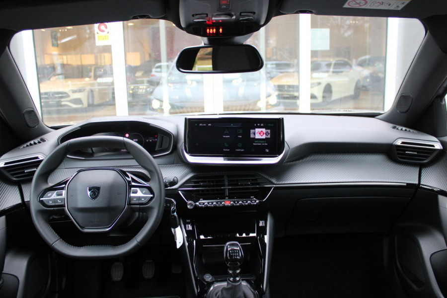 Peugeot 2008 1.2 100PK ALLURE | NAVIGATIE | APPLE CARPLAY/ANDROID AUTO | DAB RADIO | LED | PARKEERSENSOREN | ACHTERUIRIJCAMERA | DODEHOEKDETECTIE | 360° CAMERA | ADAPTIVE CRUISECONTROL | 3D-COCKPIT | ZWARTE DAKRAILS | 17" LICHTMETAAL |