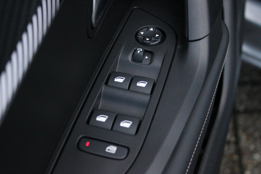 Peugeot 2008 1.2 100PK ALLURE | NAVIGATIE | APPLE CARPLAY/ANDROID AUTO | DAB RADIO | LED | PARKEERSENSOREN | ACHTERUIRIJCAMERA | DODEHOEKDETECTIE | 360° CAMERA | ADAPTIVE CRUISECONTROL | 3D-COCKPIT | ZWARTE DAKRAILS | 17" LICHTMETAAL |
