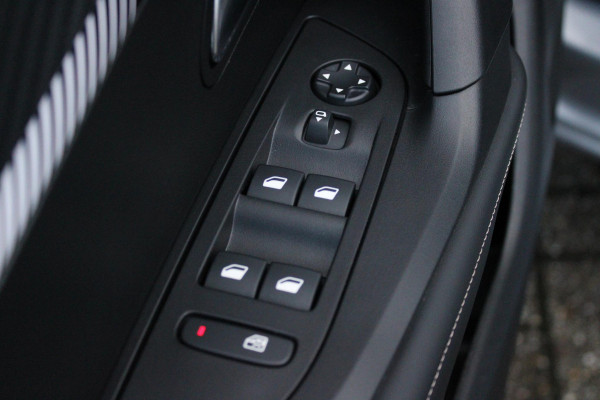 Peugeot 2008 1.2 100PK ALLURE | NAVIGATIE | APPLE CARPLAY/ANDROID AUTO | DAB RADIO | LED | PARKEERSENSOREN | ACHTERUIRIJCAMERA | DODEHOEKDETECTIE | 360° CAMERA | ADAPTIVE CRUISECONTROL | 3D-COCKPIT | ZWARTE DAKRAILS | 17" LICHTMETAAL |