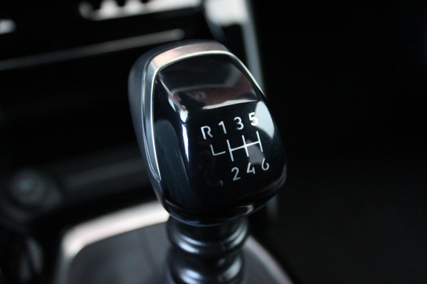 Peugeot 2008 1.2 100PK ALLURE | NAVIGATIE | APPLE CARPLAY/ANDROID AUTO | DAB RADIO | LED | PARKEERSENSOREN | ACHTERUIRIJCAMERA | DODEHOEKDETECTIE | 360° CAMERA | ADAPTIVE CRUISECONTROL | 3D-COCKPIT | ZWARTE DAKRAILS | 17" LICHTMETAAL |