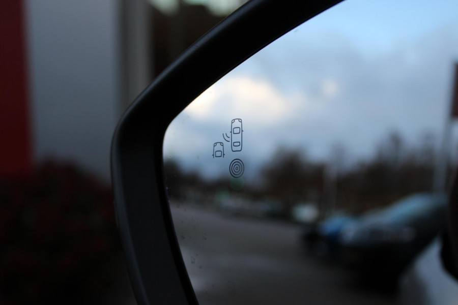 Peugeot 2008 1.2 100PK ALLURE | NAVIGATIE | APPLE CARPLAY/ANDROID AUTO | DAB RADIO | LED | PARKEERSENSOREN | ACHTERUIRIJCAMERA | DODEHOEKDETECTIE | 360° CAMERA | ADAPTIVE CRUISECONTROL | 3D-COCKPIT | ZWARTE DAKRAILS | 17" LICHTMETAAL |