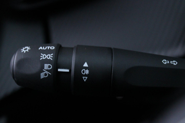 Peugeot 2008 1.2 100PK ALLURE | NAVIGATIE | APPLE CARPLAY/ANDROID AUTO | DAB RADIO | LED | PARKEERSENSOREN | ACHTERUIRIJCAMERA | DODEHOEKDETECTIE | 360° CAMERA | ADAPTIVE CRUISECONTROL | 3D-COCKPIT | ZWARTE DAKRAILS | 17" LICHTMETAAL |