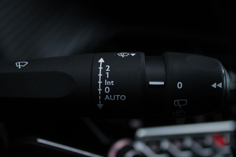 Peugeot 2008 1.2 100PK ALLURE | NAVIGATIE | APPLE CARPLAY/ANDROID AUTO | DAB RADIO | LED | PARKEERSENSOREN | ACHTERUIRIJCAMERA | DODEHOEKDETECTIE | 360° CAMERA | ADAPTIVE CRUISECONTROL | 3D-COCKPIT | ZWARTE DAKRAILS | 17" LICHTMETAAL |