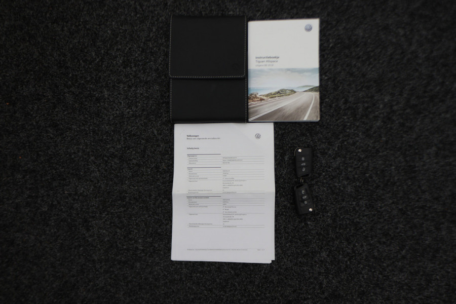 Volkswagen Tiguan Allspace 1.5 TSI DSG Comfortline 7p. Climate, ACC, Camera, Apple Carplay, PDC, Trekhaak, 18'' Volkswagen Tiguan Allspace 1.5 TSI DSG Comfortline 7p. Climate, ACC, Camera, Apple Carplay, PDC, Trekhaak, 18''