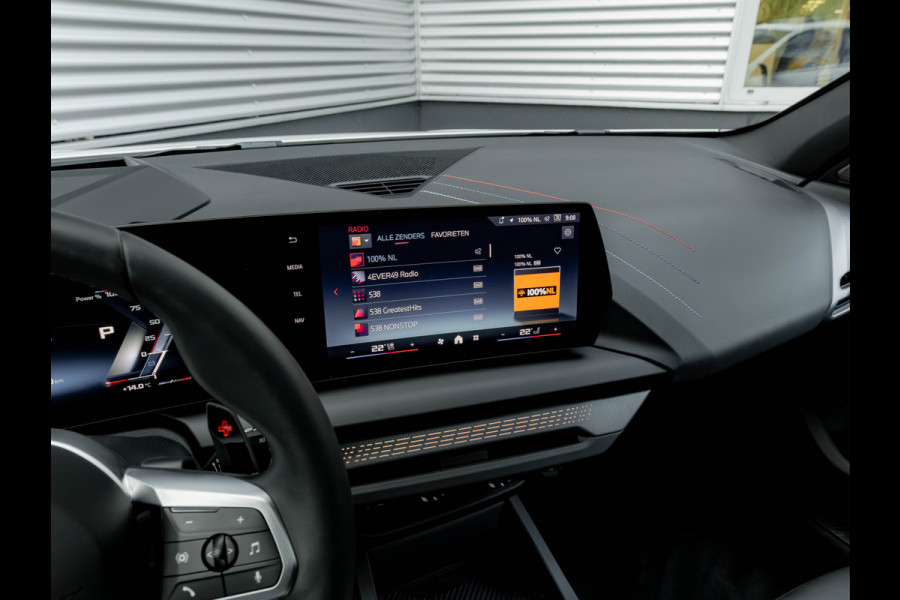 BMW 1-serie M135 xDrive - Pano - Trekhaak - Head-Up - Harman Kadon - Driving Ass