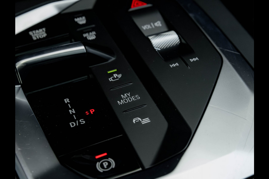 BMW 1-serie M135 xDrive - Pano - Trekhaak - Head-Up - Harman Kadon - Driving Ass