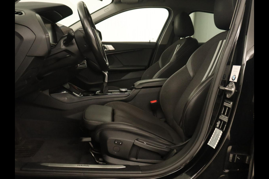 BMW 1-serie 118i Sport Line | Sportstoelen | Carplay | Live Cockpit | Full LED | Navigatie | Half leder | Parkeerhulp | Climate control | Cruise control