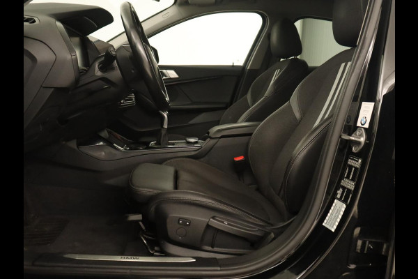 BMW 1-serie 118i Sport Line | Sportstoelen | Carplay | Live Cockpit | Full LED | Navigatie | Half leder | Parkeerhulp | Climate control | Cruise control