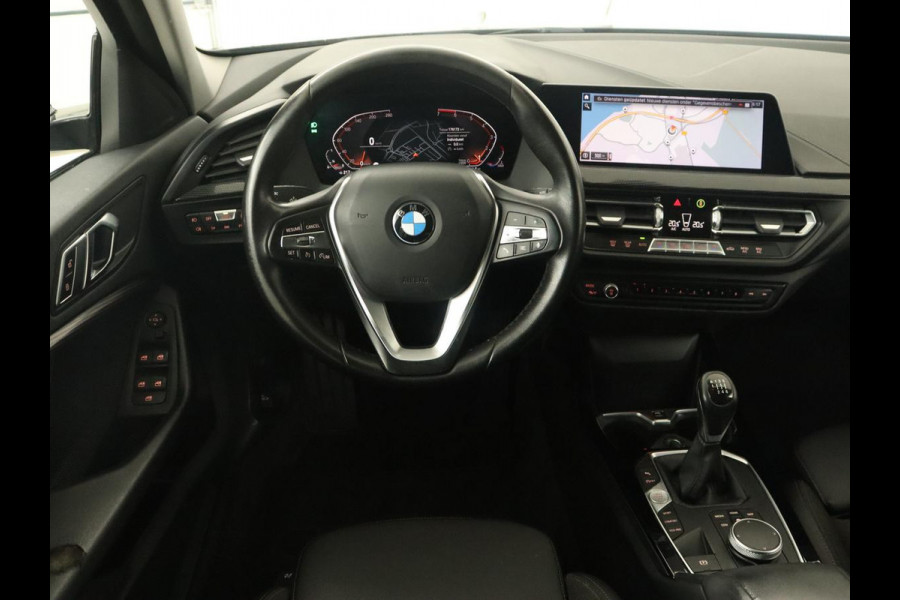 BMW 1-serie 118i Sport Line | Sportstoelen | Carplay | Live Cockpit | Full LED | Navigatie | Half leder | Parkeerhulp | Climate control | Cruise control