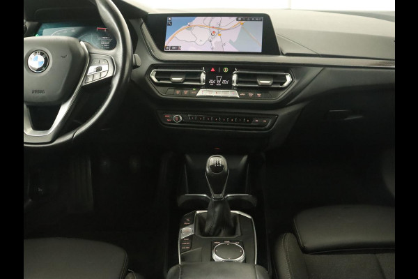 BMW 1-serie 118i Sport Line | Sportstoelen | Carplay | Live Cockpit | Full LED | Navigatie | Half leder | Parkeerhulp | Climate control | Cruise control