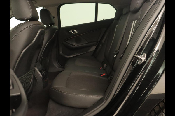 BMW 1-serie 118i Sport Line | Sportstoelen | Carplay | Live Cockpit | Full LED | Navigatie | Half leder | Parkeerhulp | Climate control | Cruise control