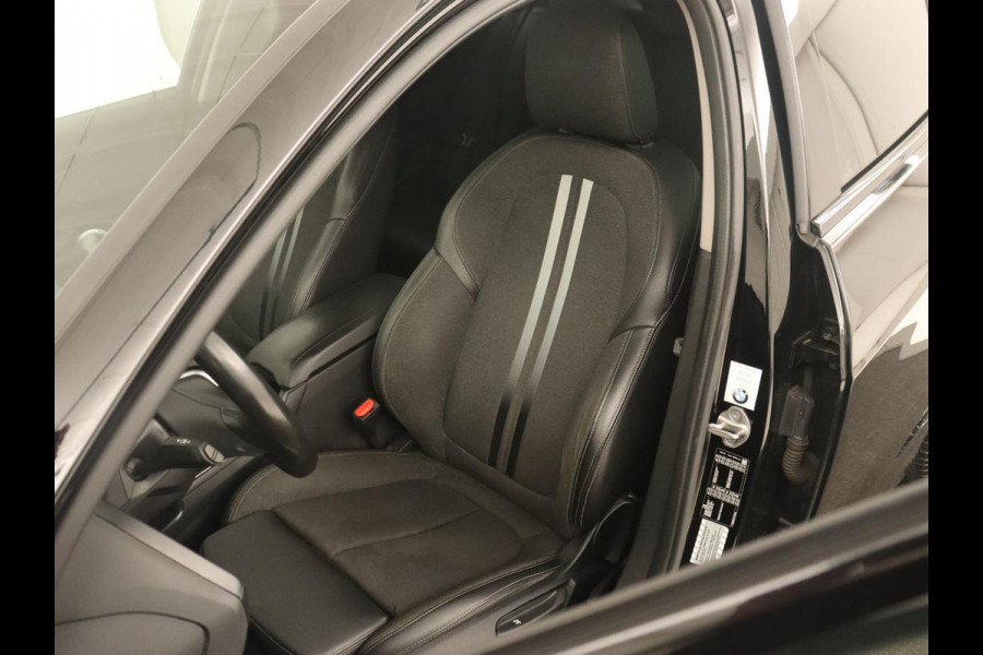 BMW 1-serie 118i Sport Line | Sportstoelen | Carplay | Live Cockpit | Full LED | Navigatie | Half leder | Parkeerhulp | Climate control | Cruise control