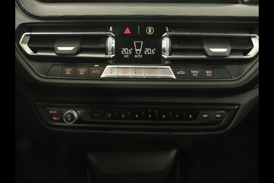 BMW 1-serie 118i Sport Line | Sportstoelen | Carplay | Live Cockpit | Full LED | Navigatie | Half leder | Parkeerhulp | Climate control | Cruise control