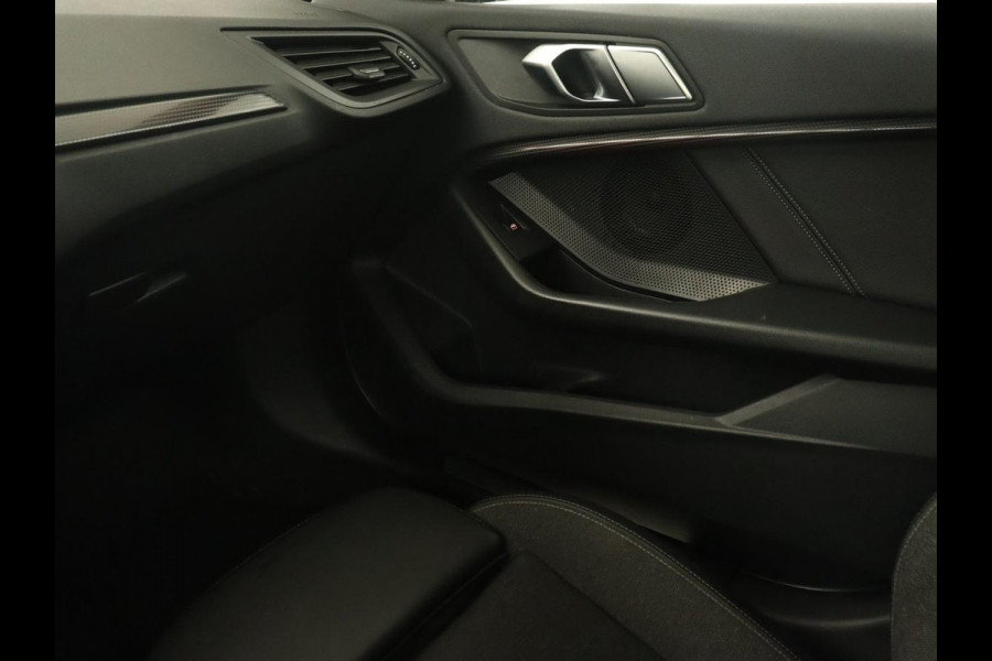 BMW 1-serie 118i Sport Line | Sportstoelen | Carplay | Live Cockpit | Full LED | Navigatie | Half leder | Parkeerhulp | Climate control | Cruise control