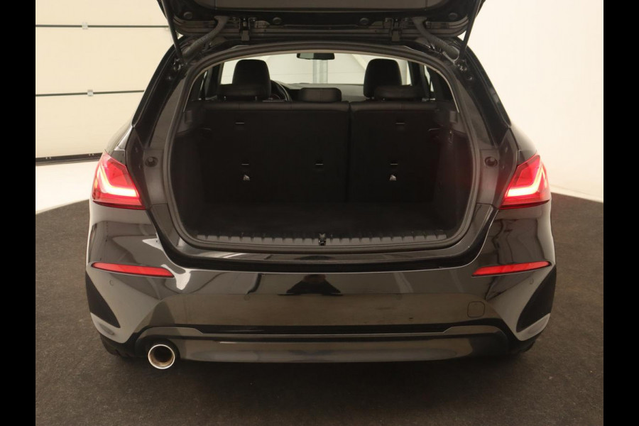 BMW 1-serie 118i Sport Line | Sportstoelen | Carplay | Live Cockpit | Full LED | Navigatie | Half leder | Parkeerhulp | Climate control | Cruise control
