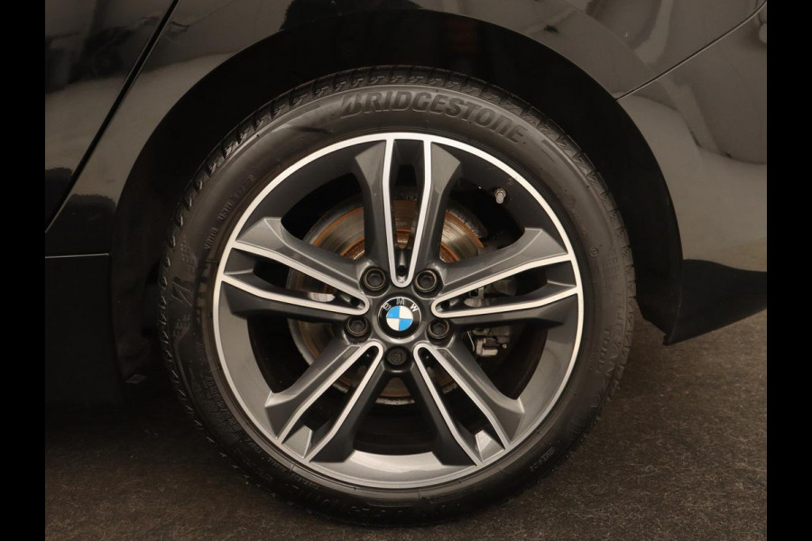 BMW 1-serie 118i Sport Line | Sportstoelen | Carplay | Live Cockpit | Full LED | Navigatie | Half leder | Parkeerhulp | Climate control | Cruise control