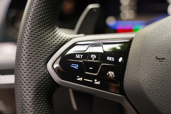 Volkswagen Golf 2.0 TSI R 4Motion Panoramadak Harman Kardon