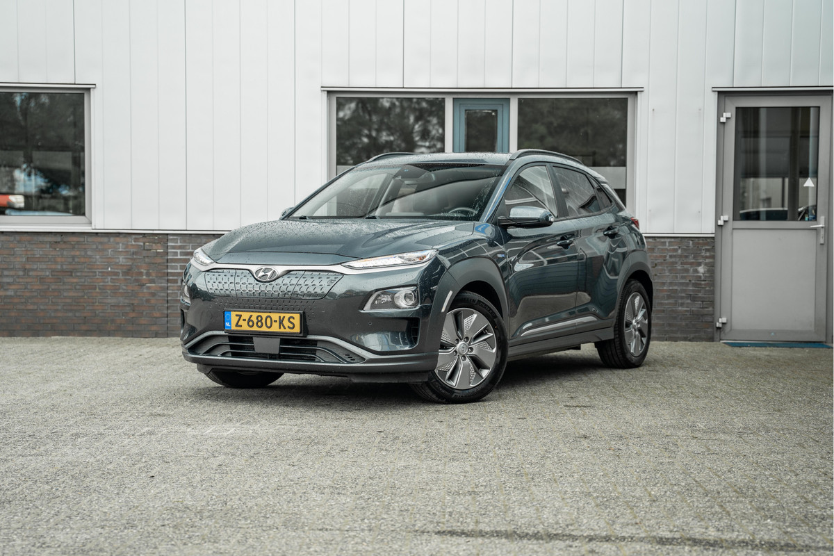 Hyundai Kona EV 64 kWh | 3-Fase lader | Adaptive Cruise | HUD | Stoel +Stuurverw | Hyundai Kona EV 64 kWh | 3-Fase lader | Adaptive Cruise | HUD | Stoel +Stuurverw |
