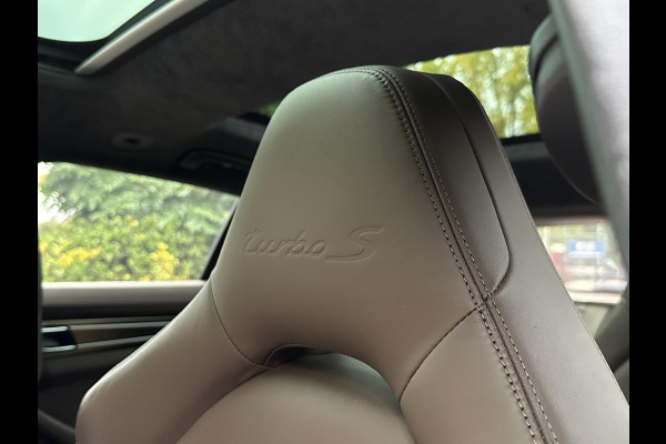 Porsche Panamera Sport Turismo 4.0 Turbo S E-Hybrid Keramisch Panoramadak Sportdesign Sportchrono Vossen 22”LM Krijt Grijs 680 PK! Porsche Panamera Sport Turismo 4.0 Turbo S E-Hybrid Keramisch Panoramadak Sportdesign Sportchrono Vossen 22”LM Krijt Grijs 680 PK!