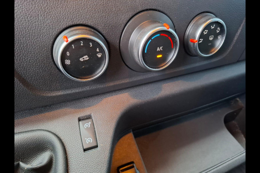Renault Master T35 2.3 dCi 180 L2H2 Energy AIRCO / CRUISE CONTROLE / CAMERA / NAVI / TREKHAAK / 3 ZITS