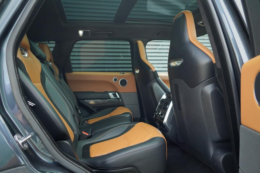 Land Rover Range Rover Sport 5.0 V8 SVR 575 PK / SVO Lak / Pano / Alcantara / Carbon / Trekhaak Land Rover Range Rover Sport 5.0 V8 SVR 575 PK / SVO Lak / Pano / Alcantara / Carbon / Trekhaak
