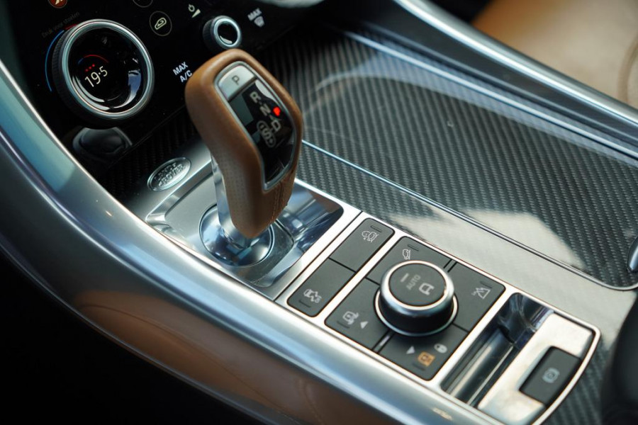 Land Rover Range Rover Sport 5.0 V8 SVR 575 PK / SVO Lak / Pano / Alcantara / Carbon / Trekhaak Land Rover Range Rover Sport 5.0 V8 SVR 575 PK / SVO Lak / Pano / Alcantara / Carbon / Trekhaak