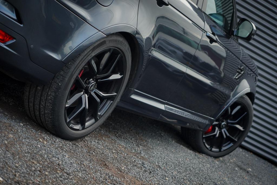 Land Rover Range Rover Sport 5.0 V8 SVR 575 PK / SVO Lak / Pano / Alcantara / Carbon / Trekhaak Land Rover Range Rover Sport 5.0 V8 SVR 575 PK / SVO Lak / Pano / Alcantara / Carbon / Trekhaak