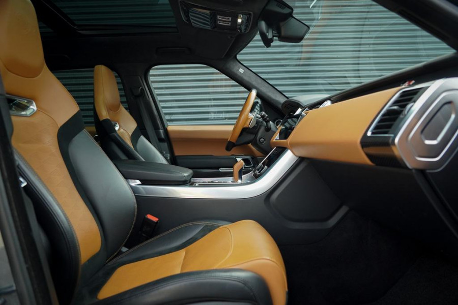 Land Rover Range Rover Sport 5.0 V8 SVR 575 PK / SVO Lak / Pano / Alcantara / Carbon / Trekhaak Land Rover Range Rover Sport 5.0 V8 SVR 575 PK / SVO Lak / Pano / Alcantara / Carbon / Trekhaak