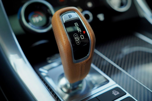 Land Rover Range Rover Sport 5.0 V8 SVR 575 PK / SVO Lak / Pano / Alcantara / Carbon / Trekhaak Land Rover Range Rover Sport 5.0 V8 SVR 575 PK / SVO Lak / Pano / Alcantara / Carbon / Trekhaak