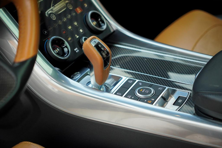 Land Rover Range Rover Sport 5.0 V8 SVR 575 PK / SVO Lak / Pano / Alcantara / Carbon / Trekhaak Land Rover Range Rover Sport 5.0 V8 SVR 575 PK / SVO Lak / Pano / Alcantara / Carbon / Trekhaak