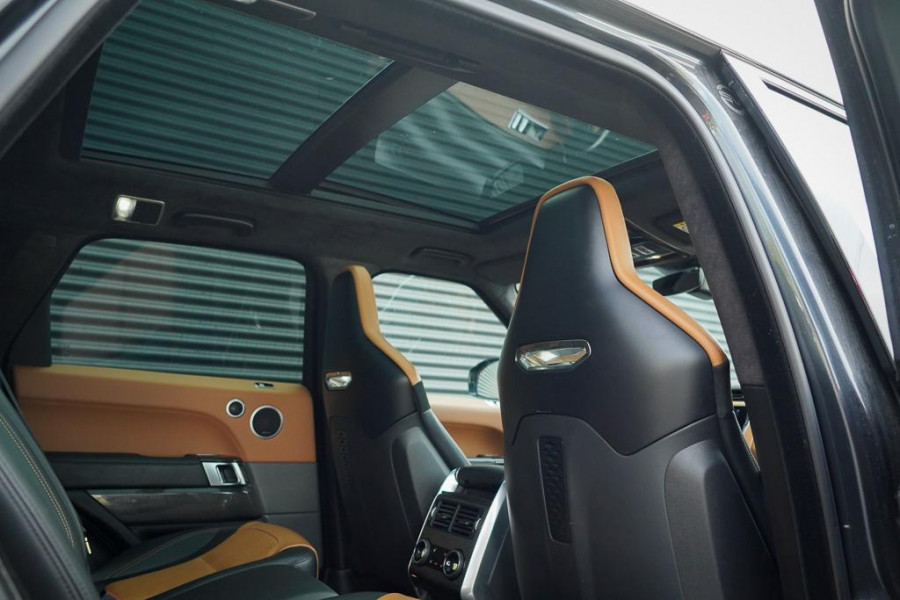 Land Rover Range Rover Sport 5.0 V8 SVR 575 PK / SVO Lak / Pano / Alcantara / Carbon / Trekhaak Land Rover Range Rover Sport 5.0 V8 SVR 575 PK / SVO Lak / Pano / Alcantara / Carbon / Trekhaak
