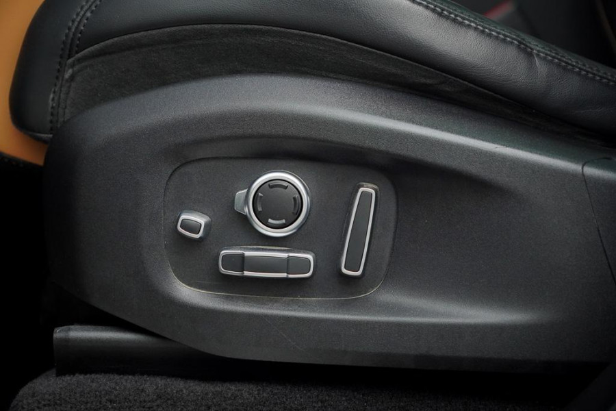 Land Rover Range Rover Sport 5.0 V8 SVR 575 PK / SVO Lak / Pano / Alcantara / Carbon / Trekhaak Land Rover Range Rover Sport 5.0 V8 SVR 575 PK / SVO Lak / Pano / Alcantara / Carbon / Trekhaak