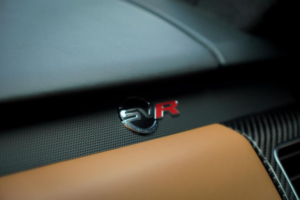 Land Rover Range Rover Sport 5.0 V8 SVR 575 PK / SVO Lak / Pano / Alcantara / Carbon / Trekhaak Land Rover Range Rover Sport 5.0 V8 SVR 575 PK / SVO Lak / Pano / Alcantara / Carbon / Trekhaak