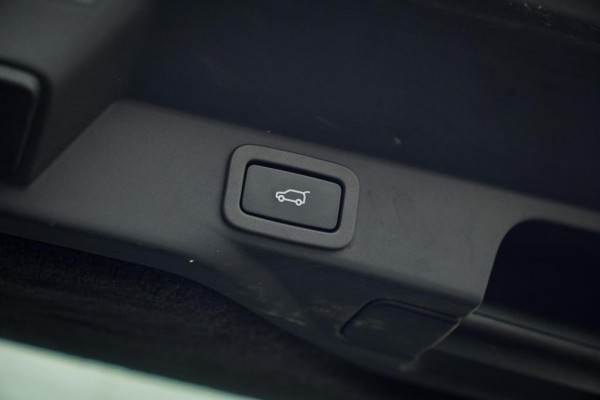 Land Rover Range Rover Sport 5.0 V8 SVR 575 PK / SVO Lak / Pano / Alcantara / Carbon / Trekhaak Land Rover Range Rover Sport 5.0 V8 SVR 575 PK / SVO Lak / Pano / Alcantara / Carbon / Trekhaak